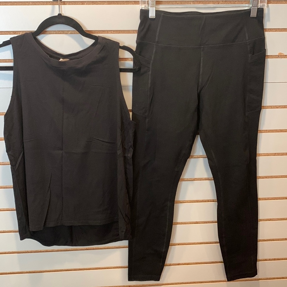 Black tank top w stretchy leggings. Size medium. Never worn. No tags.